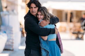 O Χριστόφορος Παπακαλιάτης αγκαλιά με την Κλέλια Ανδριολάτου στα γυρίσματα της β' σεζόν του Maestro