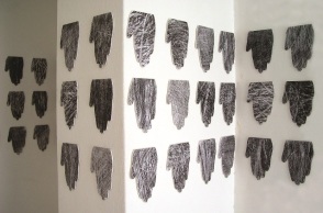 «Εγκατάσταση - χέρια», γραφίτης (frottage), διαστάσεις μεταβαλλόμενες, 2003