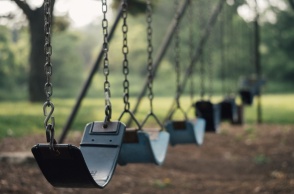 Κούνιες σε παιδική χαρά 