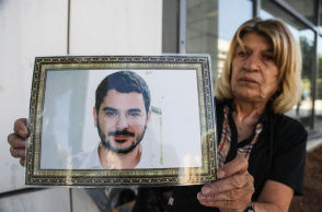 Η μητέρα του Μάριου Παπαγεωργίου κρατάει τη φωτογραφία του