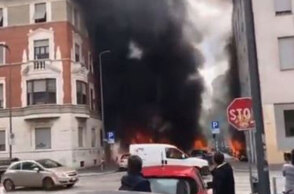 Πυκνός καπνός κάλυψε τον ουρανό του Μιλάνου