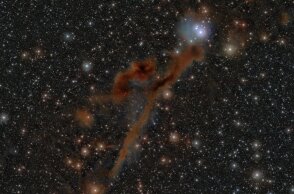 Περιοχή στον αστερισμό του Λύκου, όπου φαίνονται νέα αστέρια να γεννιούνται στα πολύχρωμα νέφη αερίου και σκόνης