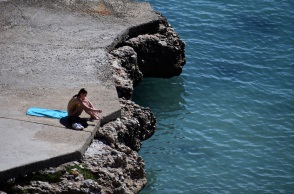 Κοπέλα απολαμβάνει το μπάνιο της στην παραλία