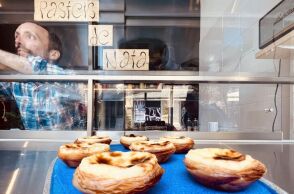 Pasteis de Nata: Ένα σποτ στη Θεσσαλονίκη που φτιάχνει το εθνικό γλυκό της Πορτογαλίας.
