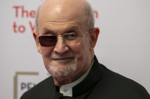 Σαλμάν Ρούσντι: Η πρώτη δημόσια εμφάνισή του βρετανού συγγραφέα, εννέα μήνες μετά την επίθεση που δέχτηκε - Το μήνυμά του για την ελευθερία έκφρασης.