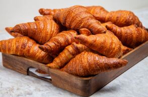 Senol: Ένα γκουρμέ σποτ στη Θεσσαλονίκη για γλυκά και αλμυρά κρουασάν και μπαγκέτες.