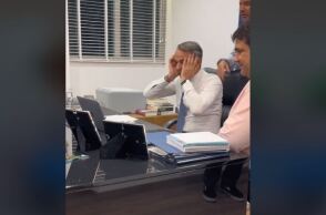 Ο Κυριάκος Μητσοτάκης μαθαίνει τα αποτελέσματα των εκλογών