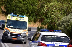 Ασθενοφόρο του ΕΚΑΒ και περιπολικό