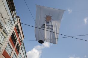 To Κόμμα Δικαιοσύνης και Ανάπτυξης του Ταγίπ Ερντογάν και ο ίδιος προβάλλονται παντού @Aris Oikonomou/ SOOC