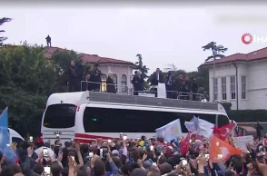 Εκλογές στην Τουρκία: O Ερντογάν εμφανίστηκε πάνω σε λεωφορείο - Τραγούδησε και φώναξε «bye bye Κεμάλ»