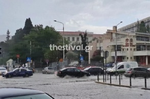 Θεσσαλονίκη - Καιρός: «Ποτάμια» οι δρόμοι μετά την καταιγίδα
