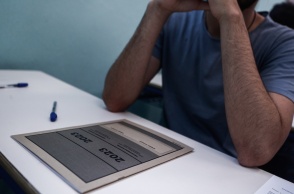 Υποψήφιος των Πανελληνίων 2023 μπροστά από το τετράδιο απαντήσεων