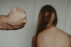 Βόλος: Χτυπούσε τη σύζυγό του μπροστά στην 6χρονη κόρη του