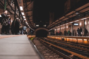 ΗΣΑΠ: Φάρσα το τηλεφώνημα για βόμβα στον σταθμό Ηράκλειο του ηλεκτρικού - Προληπτική εκκένωση από την ΕΛ.ΑΣ. - Κανονικά διεξάγεται η κυκλοφορία.