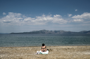 Γυναίκα σε παραλία