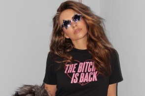 Η Ελίζαμπεθ Χάρλεϊ με μπικίνι για τα 58α γενέθλιά της