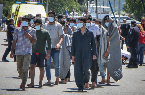 Μετανάστες από το ναυάγιο ανοιχτά της Πύλου αποβιβάζονται στο λιμάνι της Καλαμάτας