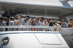 Οι διασωθέντες από το ναυάγιο ανοιχτά της Πύλου αποβιβάζονται στην Καλαμάτα