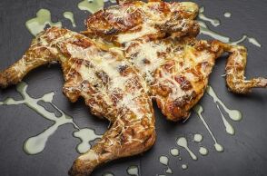 The Famous Rooster - Ο Φημισμένος Κόκκορας: Το ζουμερό ψητό κοτόπουλο, το ντρέσινγκ με τη μυστική συνταγή, οι στρογγυλές τηγανητές πατάτες, το οικογενειακό φαγητό της Τούμπας στη Θεσσαλονίκη.