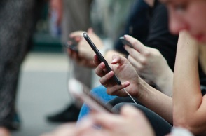 ΗΠΑ: Ο κόσμος εγκαταλείπει τα παραδοσιακά μέσα ενημέρωσης και στρέφεται στο TikTok