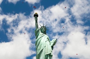 Σαν σήμερα το Άγαλμα της Ελευθερίας φτάνει στο λιμάνι της Νέας Υόρκης