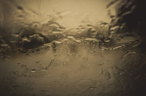 Χαλκιδική: Οδηγός βλέπει ορμητικό χείμαρρο να παρασύρει το ΙΧ του