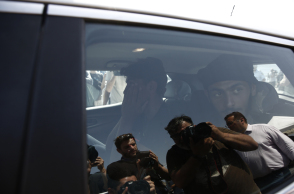 Άνδρες μεταφέρονται για προανάκριση για το ναυάγιο στην Πύλο