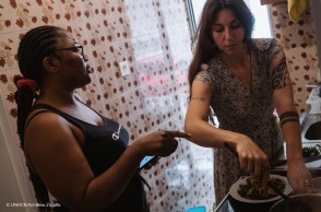 Η Diane και η Αγάπη μαγειρεύουν μαζί με αφορμή την Παγκόσμια Ημέρα Προσφύγων