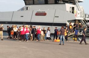 Μετανάστες που διασώθηκαν ανοιχτά του Ταινάρου αποβιβάζονται στο λιμάνι της Καλαμάτας