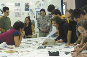 Oι φοιτητές του Εργαστηρίου Γραφικών Τεχνών Τυπογραφίας και Τέχνης του Βιβλίου της Ανωτάτης Σχολής Καλών Τεχνών επεμβαίνουν και δημιουργούν το τεύχος της Athens Voice 342. Μαζί τους η καθηγήτριά τους Λεώνη Βιδάλη και οι διδάσκοντες Πατρίτσια-Ευγενία Δεληγιάννη και Κώστας Μπάκας.