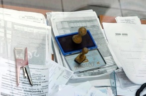Γραφείο εφορίας με έγγραφα και σφραγίδες