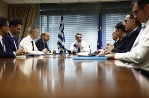 Συνάντηση του Κυριάκου Μητσοτάκη με το επιτελείο του υπουργείου Οικονομικών