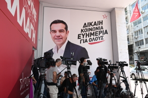 Δημοσιογράφοι και κάμερες έξω από τα γραφεία του ΣΥΡΙΖΑ