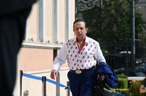 Σπύρος Μπιμπίλας: Εξηγεί γιατί φόρεσε πουκάμισο με παπαγαλάκια στην ορκωμοσία