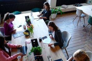 Γυναίκες - Εργασία: Χαμηλότεροι μισθοί - Λιγότερη εμπιστοσύνη