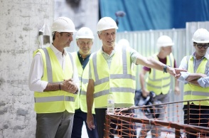 Μητσοτάκης: Eπίσκεψη στο υπό ανακατασκευή κτίριο του «Μινιόν»