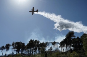 Εναέρια μέσα επιχειρούν σε πυρκαγιά
