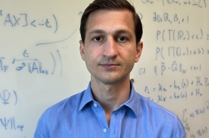 Ο Βασίλης Συργκάνης είναι επίκουρος καθηγητής Διοικητικής Επιστήμης και Τεχνολογίας στο Πανεπιστήμιο Στάνφορντ