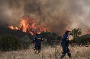 Πύρινα μέτωπα: Εκτός ελέγχου η φωτιά στο Λουτράκι, καλύτερη η εικόνα στον Κουβαρά
