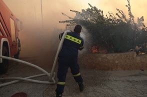 Φωτιά στον Κουβαρά: Ο απεγκλωβισμός ζευγαριού ηλικιωμένων