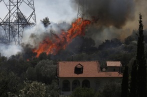 Φωτιά στον Κουβαρά: Νέο μήνυμα του 112 - «Εκκενώστε προς Αθήνα»