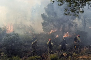 Φωτιά στο Λουτράκι: Έκλεισε η εθνική οδός και στα δύο ρεύματα 