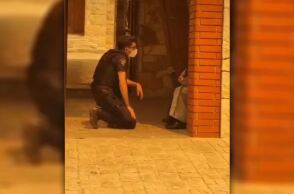 Η προσπάθεια αστυνομικών να πείσουν μοναχές να εκκενώσουν μοναστήρι στη Μάνδρα