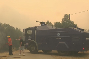 Αίαντες της ΕΛ.ΑΣ. επιχειρούν στη φωτιά στη Δυτική Αττική