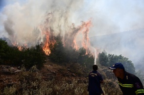 Πυροσβέστες επιχειρούν για την κατάσβεση πυρκαγιάς
