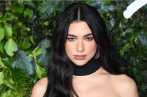 Ντούα Λίπα (Dua Lipa): Η ιστορία του κοριτσιού από την Πρίστινα που κάνει διαπλανητική καριέρα, υπερασπίζεται τη γυναικεία ενδυνάμωση και την κοινωνική ισότητα. 