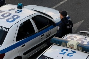 Περιπολικά της ΕΛ.ΑΣ. και ανάμεσά τους αστυνομικός