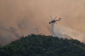 Μαίνονται ανεξέλεγκτα τα πύρινα μέτωπα στη Ρόδο 