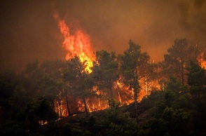 Φωτιά στη Ρόδο: Νύχτα με μάχη σε τρία μέτωπα