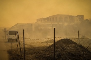 Φωτιά στη Ρόδο - Επιχείρηση απεγκλωβισμoύ ατόμων από παραλίες